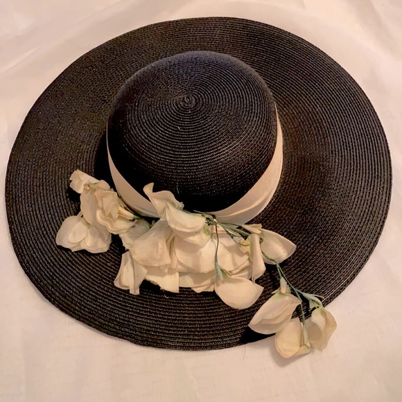 Black hat with white flowers - Picture 1 of 7